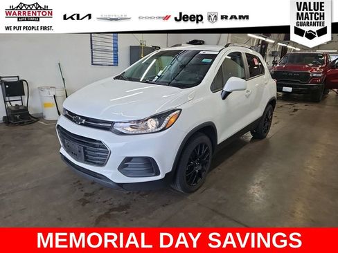 Used 2022 Chevrolet Trax LT w/ Premium Seat Package AWD/4WD image 1