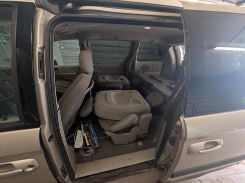 Used 2006 Chrysler Town & Country FWD image 23