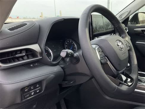 Used 2021 Toyota Highlander Limited image 10