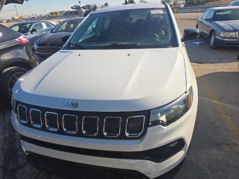 Used 2022 Jeep Compass Latitude image 2