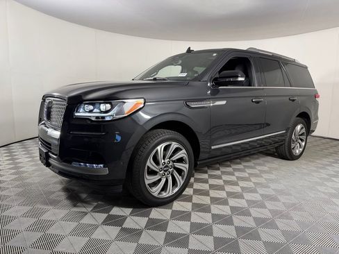 Used 2023 Lincoln Navigator Reserve image 4