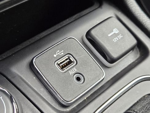 Used 2019 Jeep Cherokee Latitude Plus AWD/4WD image 21