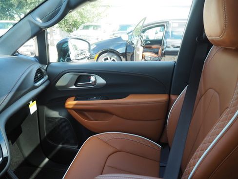 New 2026 Chrysler Pacifica Pinnacle image 16
