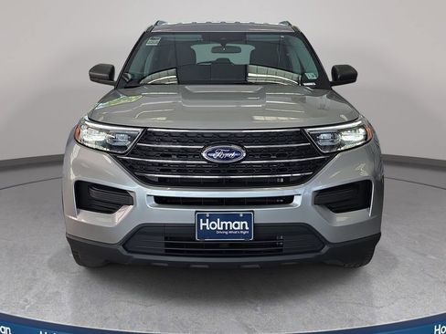 Used 2023 Ford Explorer XLT AWD/4WD image 3