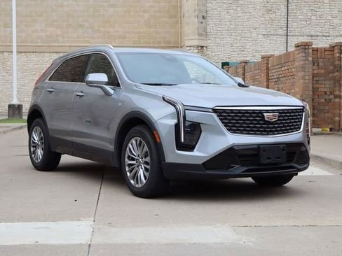 Used 2025 Cadillac XT4 Premium Luxury FWD image 2