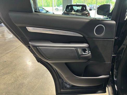 Used 2017 Land Rover Discovery First Edition AWD/4WD image 16