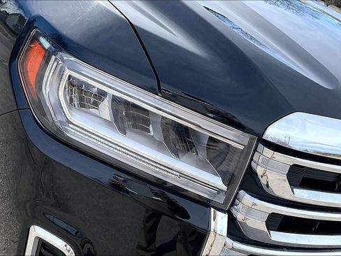 Used 2023 GMC Acadia SLE FWD image 29