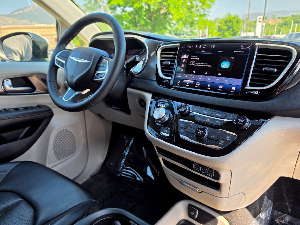 Used 2023 Chrysler Pacifica Touring-L FWD image 20