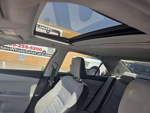 Used 2017 Toyota Camry SE w/ Moonroof Package FWD image 10