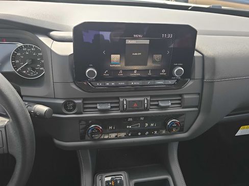 Used 2025 Nissan Pathfinder S image 16