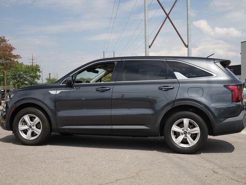 Used 2023 Kia Sorento LX FWD image 2