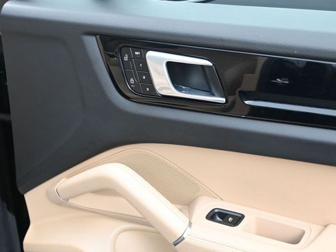 Used 2022 Porsche Cayenne image 12
