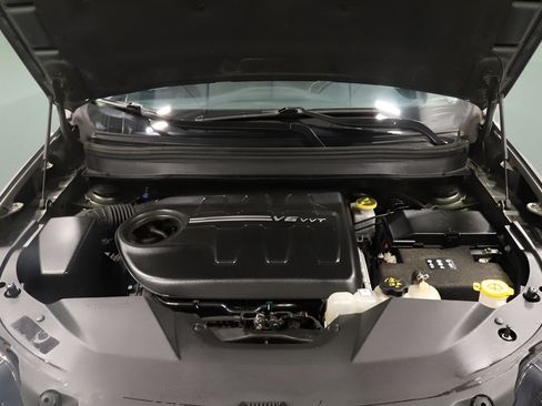 Used 2019 Jeep Cherokee Latitude Plus w/ Cold Weather Group AWD/4WD image 19