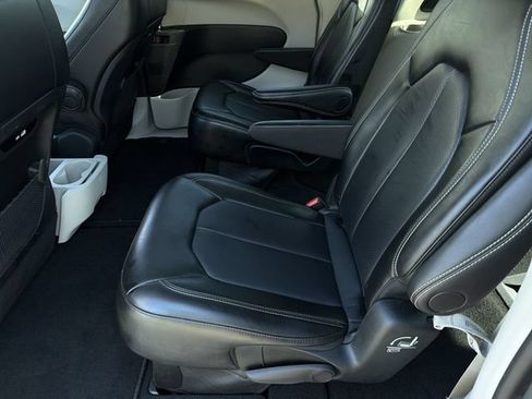 Used 2024 Chrysler Pacifica Touring-L FWD image 19