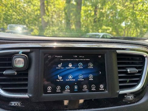 Used 2019 Chrysler Pacifica Touring-L FWD image 22