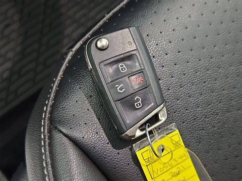 Used 2021 Volkswagen Tiguan SE image 37