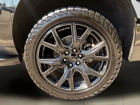 Used 2023 Chevrolet Suburban LS RWD image 4