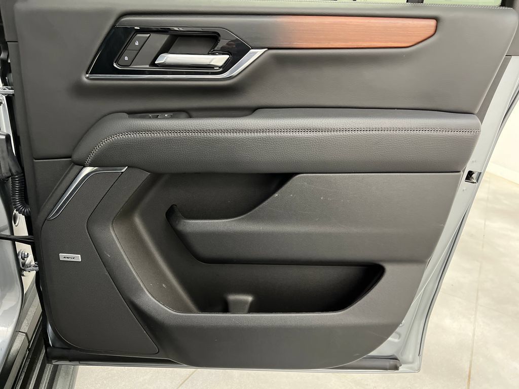 Used 2025 GMC Yukon XL Denali RWD image 25