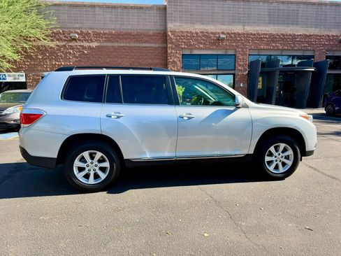 Used 2011 Toyota Highlander SE w/ Tow Pkg AWD/4WD image 5