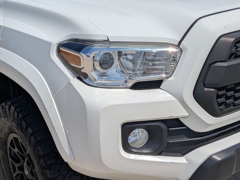 Used 2020 Toyota Tacoma SR5 AWD/4WD image 11