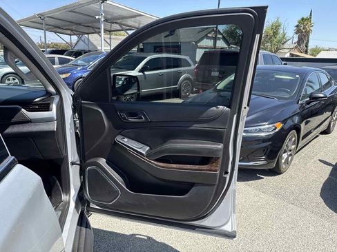 Used 2015 Chevrolet Suburban LT RWD image 17