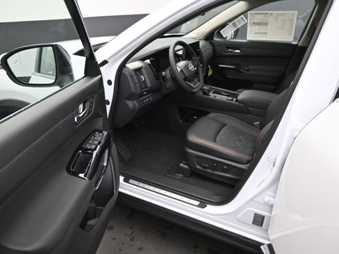 New 2026 Nissan Pathfinder Platinum AWD/4WD image 10