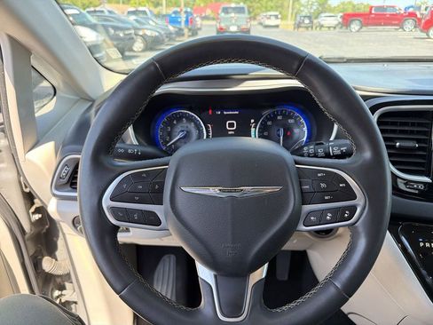 Used 2022 Chrysler Pacifica Touring-L FWD image 20