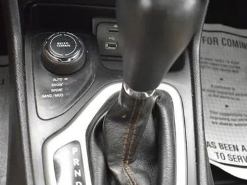 Used 2017 Jeep Cherokee Limited AWD/4WD image 34