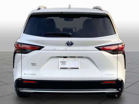 Used 2025 Toyota Sienna Platinum AWD/4WD image 5