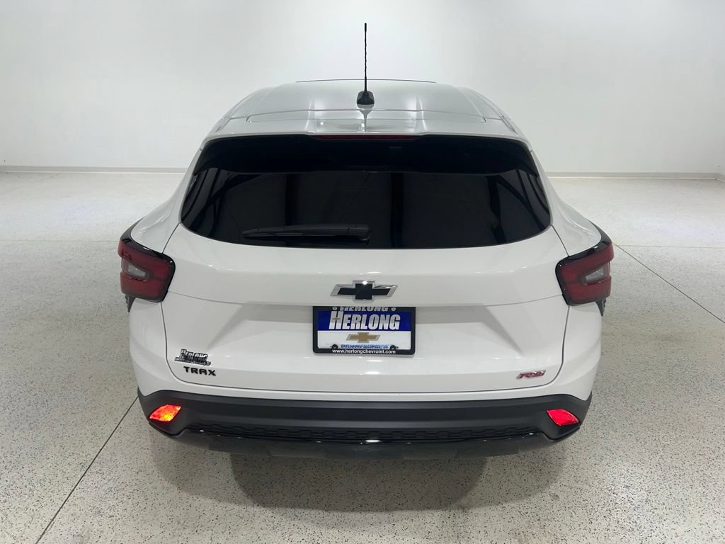 Used 2025 Chevrolet Trax RS w/ Sunroof Package FWD image 4