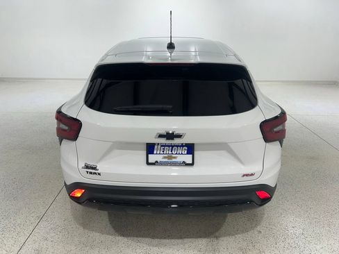 Used 2025 Chevrolet Trax RS w/ Sunroof Package FWD image 4