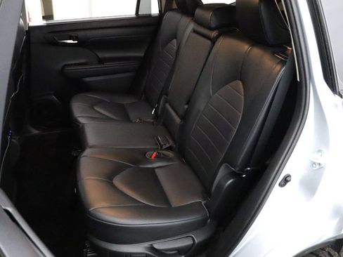 Used 2021 Toyota Highlander XLE AWD/4WD image 10