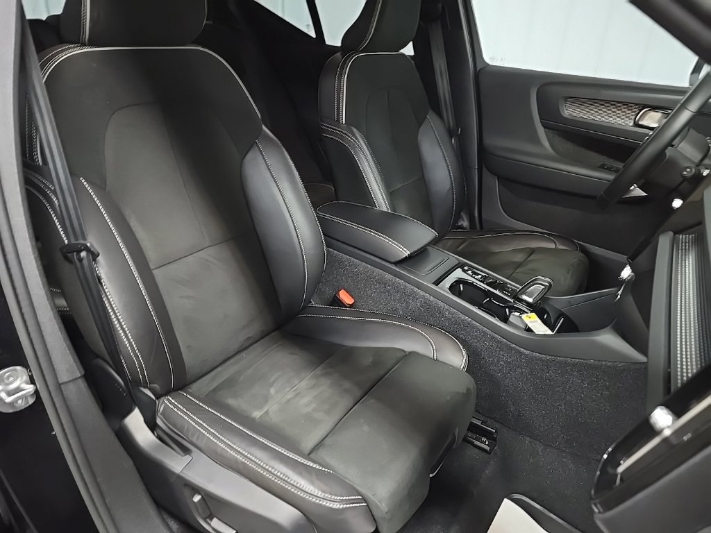 Used 2022 Volvo XC40 T5 R-Design w/ Climate Package AWD/4WD image 16