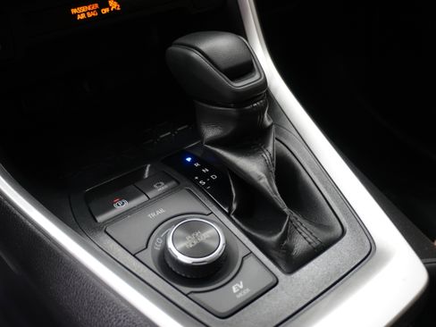 Used 2022 Toyota RAV4 LE image 19