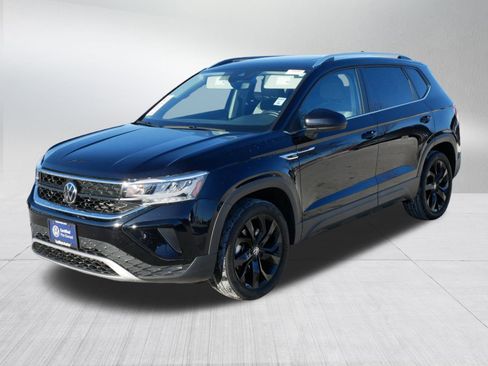 Certified 2022 Volkswagen Taos SE image 3