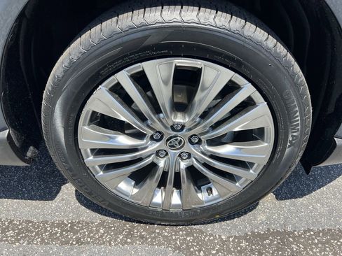 Used 2021 Toyota Venza Limited AWD/4WD image 13