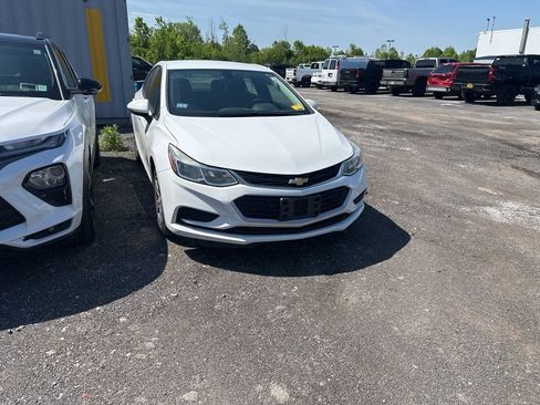 Used 2018 Chevrolet Cruze LS FWD image 1