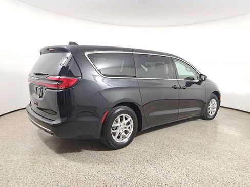 Used 2023 Chrysler Pacifica Touring-L image 5