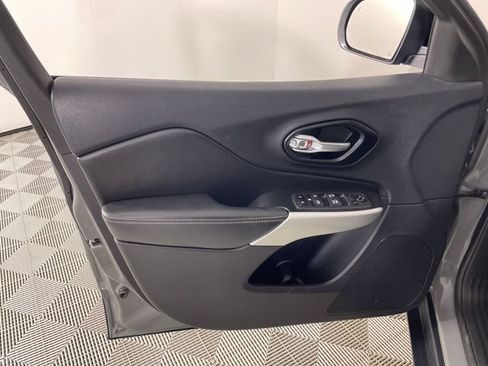 Certified 2022 Jeep Cherokee Latitude w/ Sun & Sound Group AWD/4WD image 16