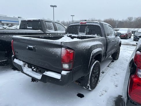 Used 2020 Toyota Tacoma image 2