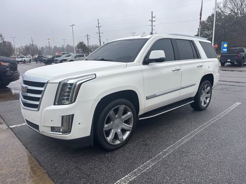 Used 2018 Cadillac Escalade Luxury image 1