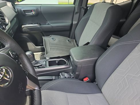 Used 2022 Toyota Tacoma TRD Off-Road w/ Technology Package RWD image 13