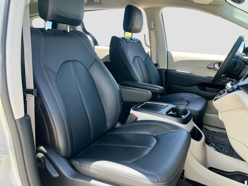 Used 2024 Chrysler Pacifica Touring-L FWD image 28