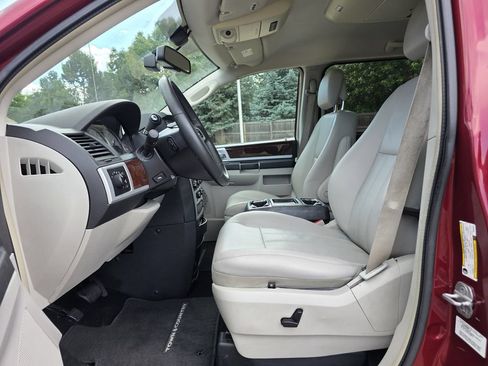 Used 2010 Chrysler Town & Country Touring Plus w/ Safetytec Group FWD image 15