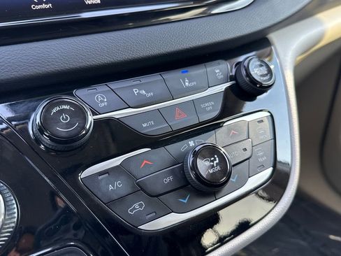 Used 2024 Chrysler Pacifica Touring-L image 25