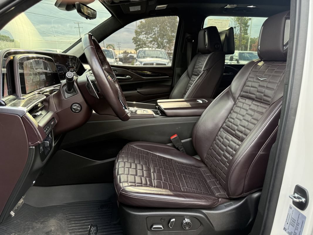 Used 2023 Cadillac Escalade ESV V AWD/4WD image 3