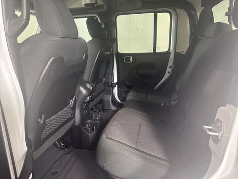 Used 2025 Jeep Gladiator Mojave w/ Convenience Group image 12