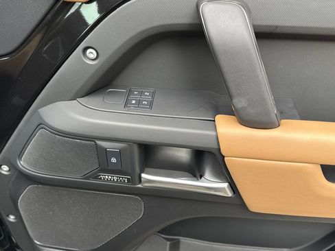 Used 2025 Land Rover Defender 110 X-Dynamic SE image 18