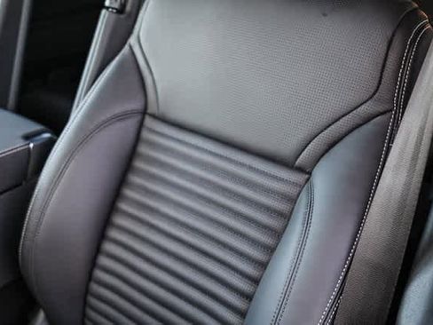 New 2025 Land Rover Discovery Dynamic SE image 28