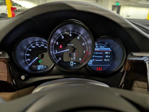 Certified 2025 Porsche Macan image 36